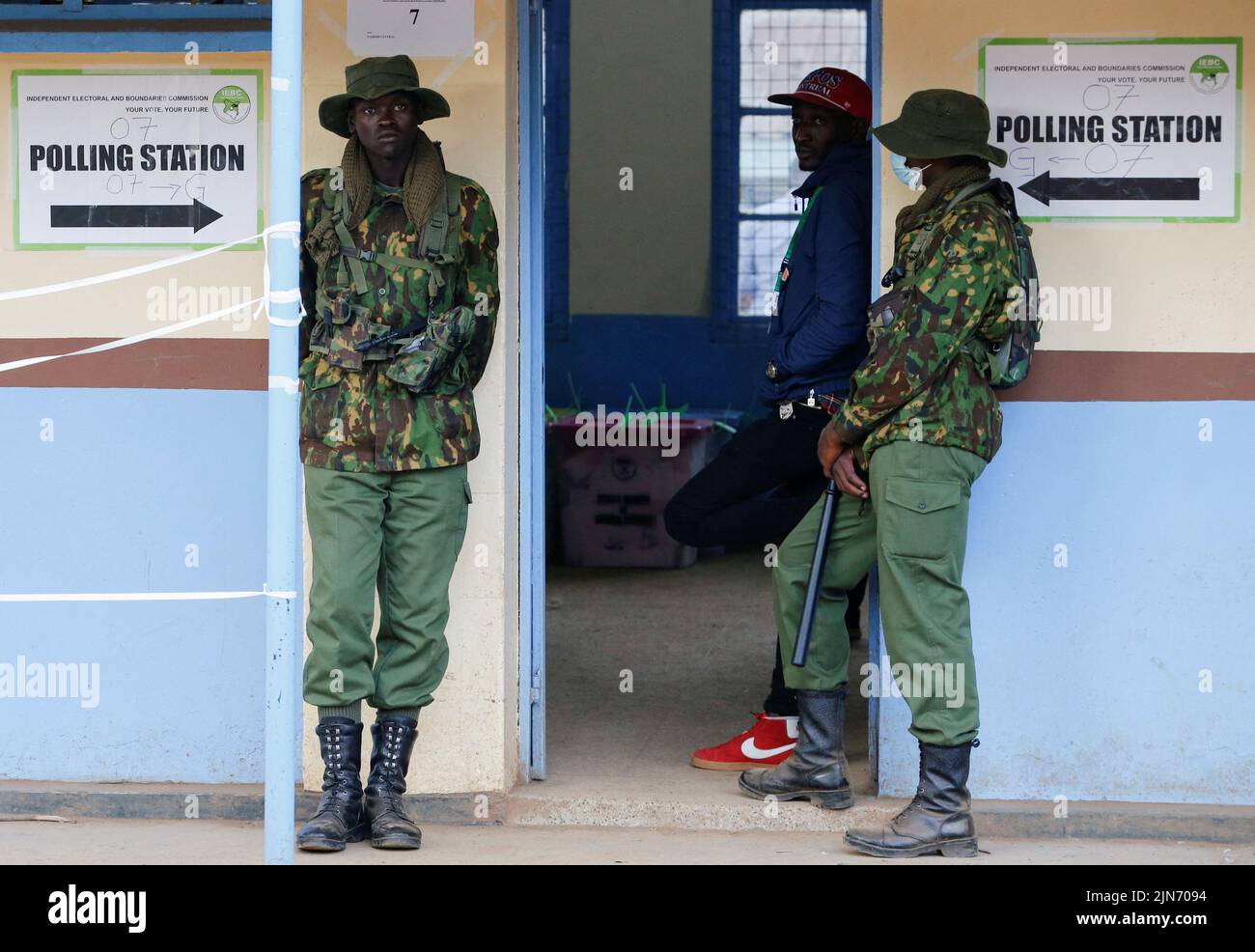 Policemen guard a polling centre during the general election conducted by the Independent Electoral and Boundaries Commission (IEBC) at the close of the voting process at the Kilimani Primary School in Nairobi, Kenya August 9, 2022. REUTERS/Monicah Mwangi Stock Photo