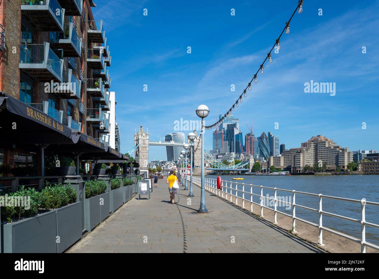 Thames Path and restaurants below Butler's Wharf, historic building at Shad Thames on south bank of the River Thames, near London's Tower Bridge. Stock Photo