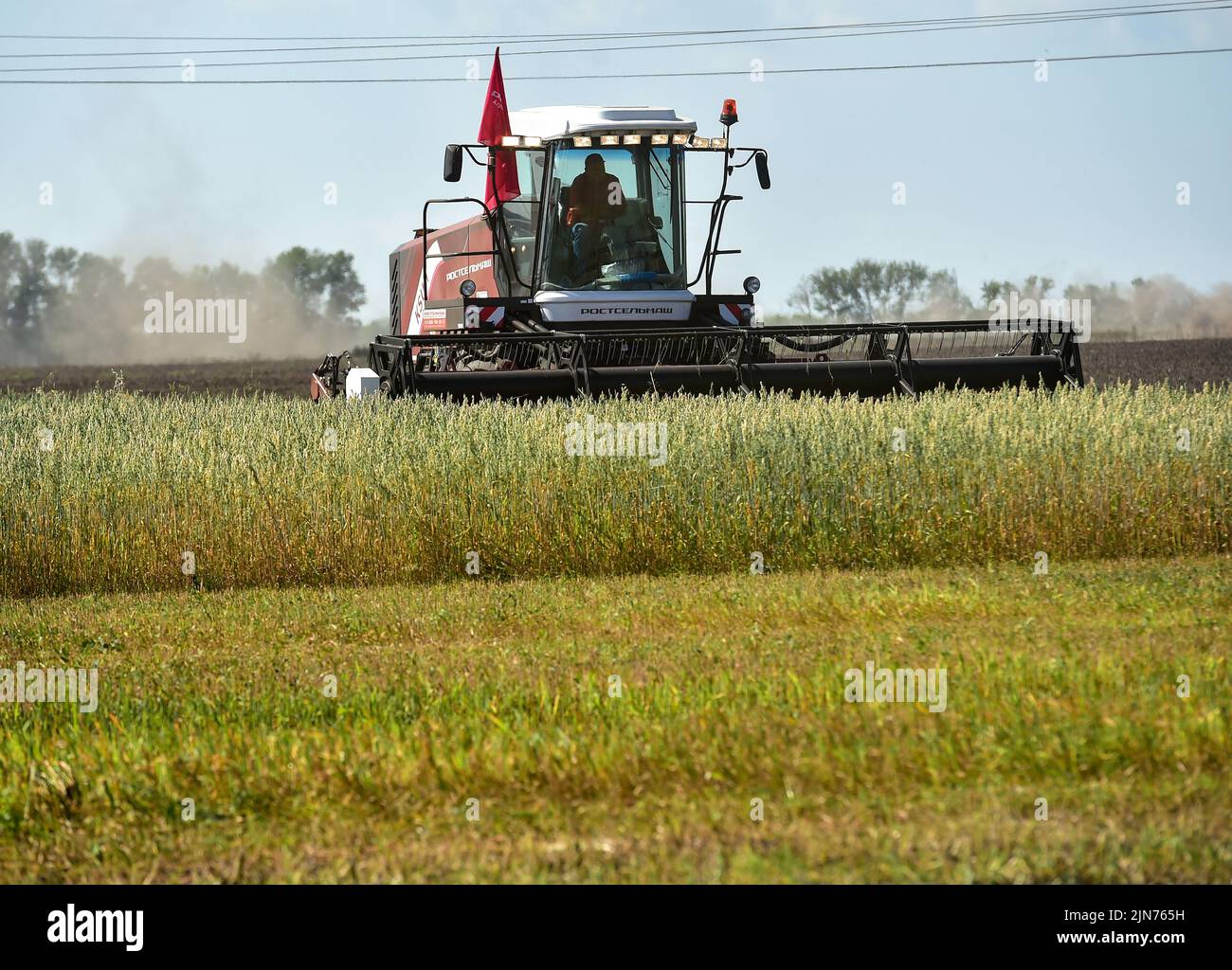 Regional demonstration site of modern technologies in agricultural production 'Field Day 2022' in Novosibirsk. Genre photography. Combine harvester during grain harvest. 05.08.2022 Russia, Novosibirsk Photo credit: Vlad Nekrasov/Kommersant/Sipa USA Stock Photo