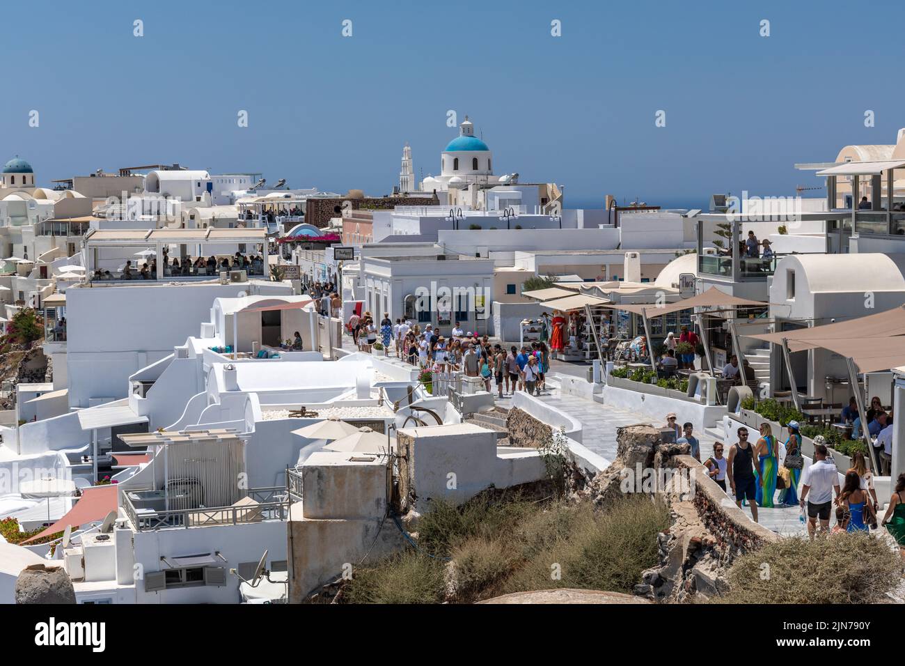 Restaurants and cafes with many tourist in the main street of Oia town centre, Oia, Santorini, Cyclades islands, Greece, Europe Stock Photo