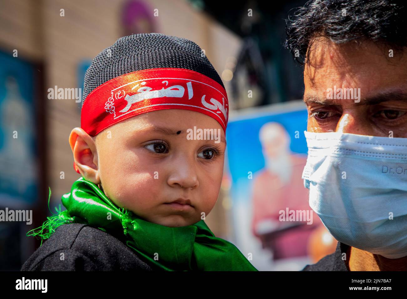 srinagar-india-08th-aug-2022-shiite-muslim-mourner-carries-his