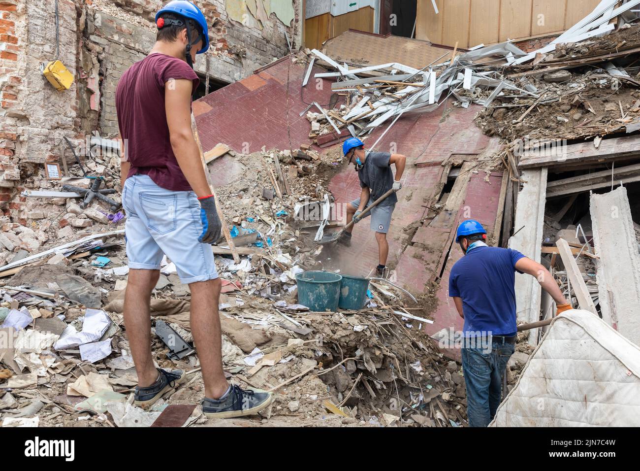 Kharkiv, Ukraine. 01st Aug, 2022. Volunteers clearing the rubble of a destroyed house as a result of the Russian shelling in the city of Kharkiv. Russia continues its invasion in Ukraine which started from February 24, 2022. Credit: SOPA Images Limited/Alamy Live News Stock Photo