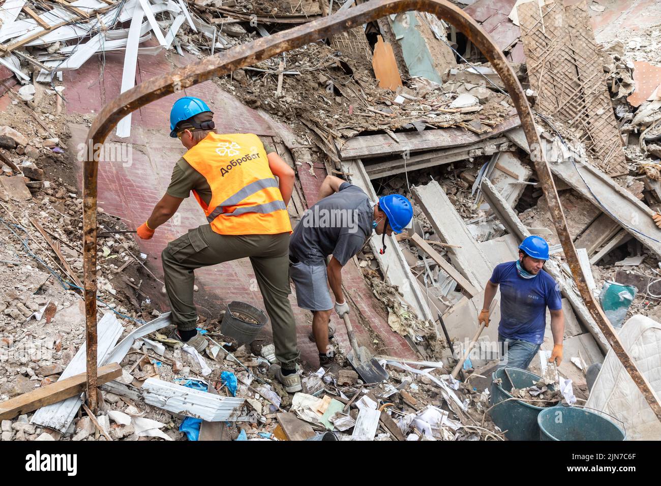 Kharkiv, Ukraine. 01st Aug, 2022. Volunteers clearing the rubble of a destroyed house as a result of the Russian shelling in the city of Kharkiv. Russia continues its invasion in Ukraine which started from February 24, 2022. Credit: SOPA Images Limited/Alamy Live News Stock Photo