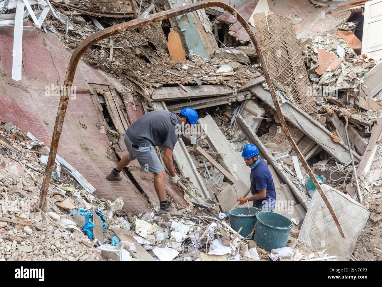 Volunteers clearing the rubble of a destroyed house as a result of the Russian shelling in the city of Kharkiv. Russia continues its invasion in Ukraine which started from February 24, 2022. (Photo by Mykhaylo Palinchak / SOPA Images/Sipa USA) Stock Photo
