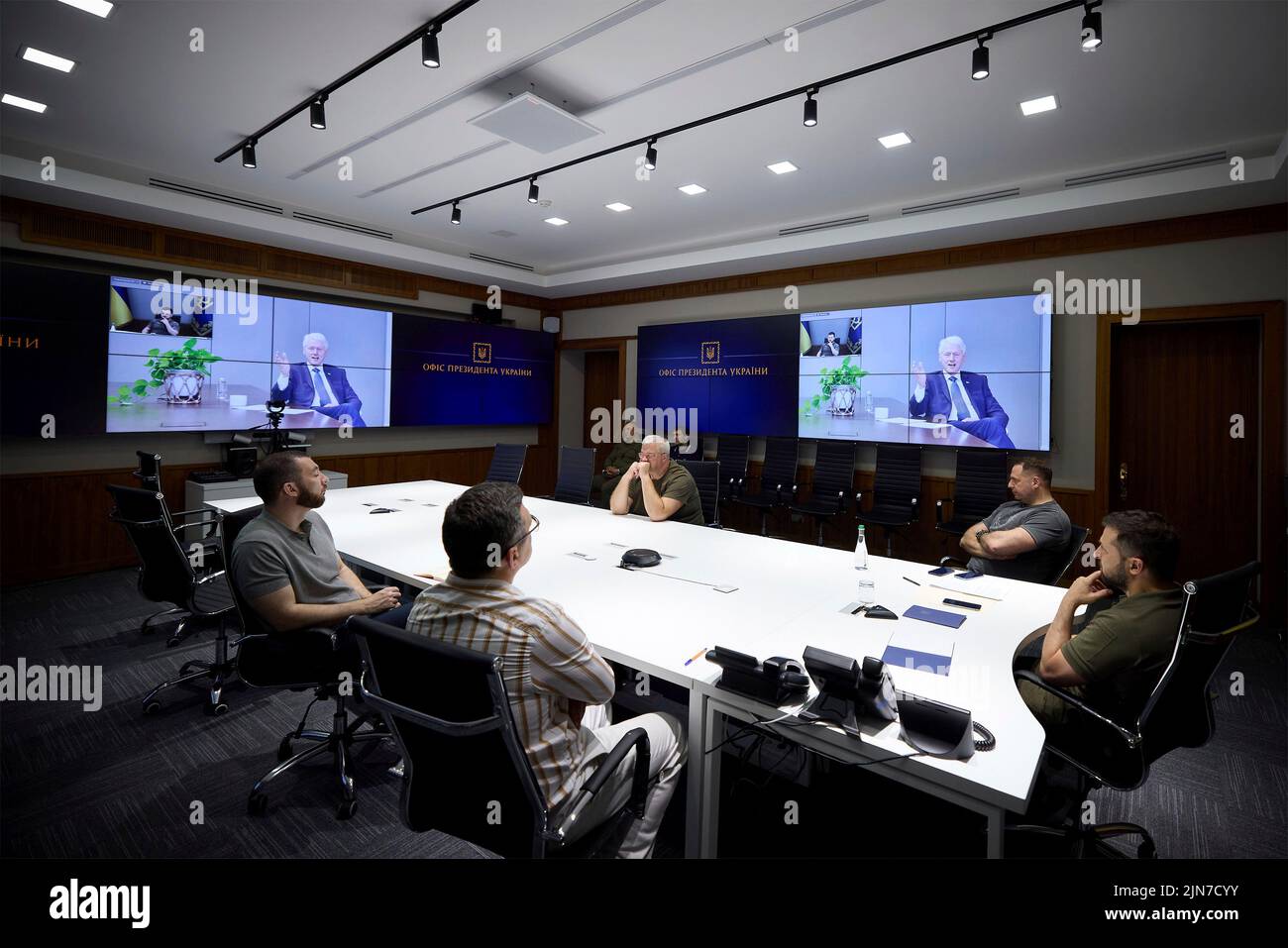 Kyiv, Ukraine. 09th Aug, 2022. Ukrainian President Volodymyr Zelenskyy, right, during a video meeting with former U.S. President Bill Clinton from the situation room, August 9, 2022 in Kyiv, Ukraine. Credit: Ukrainian Presidential Press Office/Ukraine Presidency/Alamy Live News Stock Photo