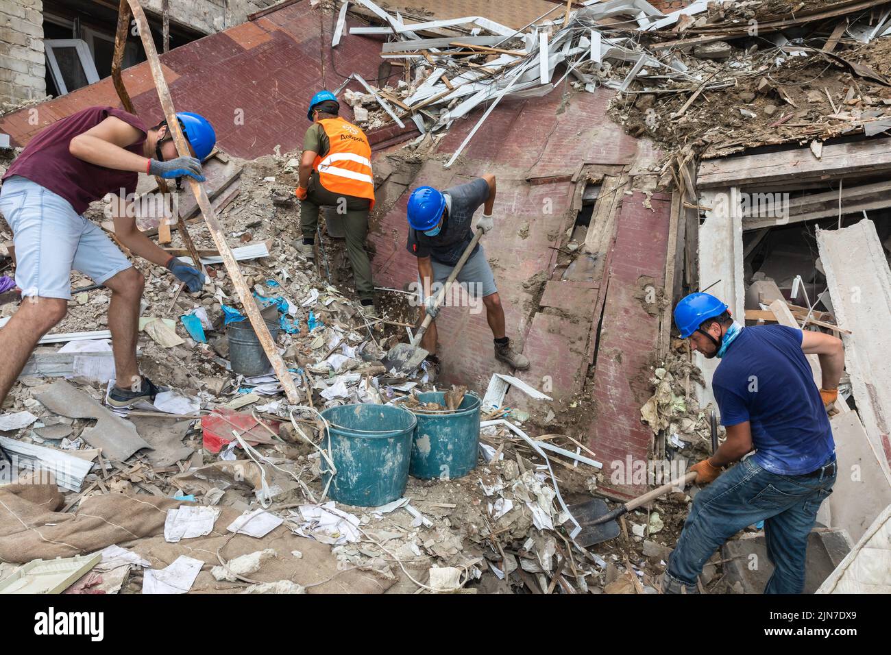 Kharkiv, Ukraine. 1st Aug, 2022. Volunteers clearing the rubble of a destroyed house as a result of the Russian shelling in the city of Kharkiv. Russia continues its invasion in Ukraine which started from February 24, 2022. (Credit Image: © Mykhaylo Palinchak/SOPA Images via ZUMA Press Wire) Stock Photo