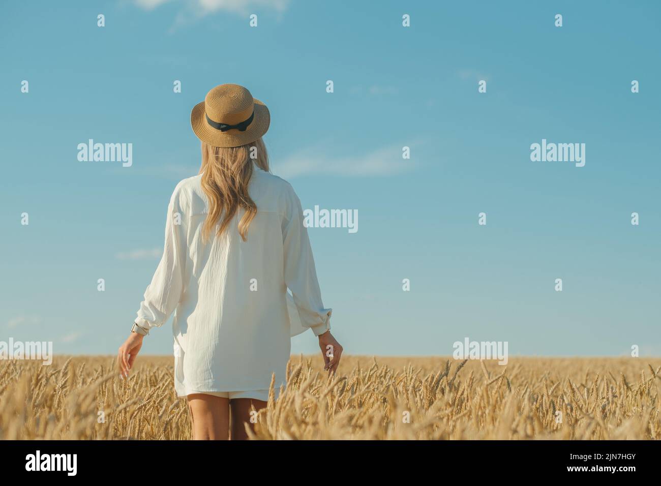 Straw summer hat hi-res stock photography and images - Page 4 - Alamy