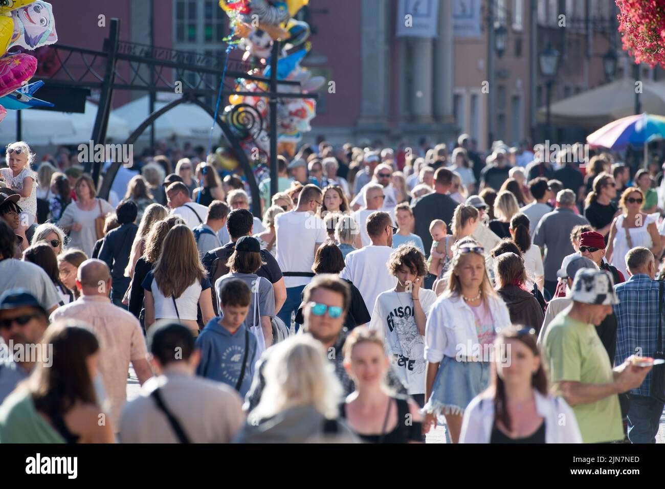 Gdansk, Poland. 9th August 2022. Crowds of tourists on Ulica Dluga (Long Lane) and Dlugi Targ (Long Market) in Main City in historic centre of Gdansk © Wojciech Strozyk / Alamy Live News Stock Photo