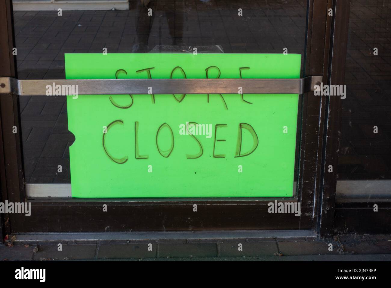 Store closed sign posted on the entrance Stock Photo - Alamy