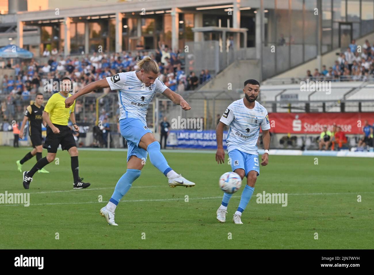 Munich, Germany. 30th Jan, 2023. Soccer: 3rd league, TSV 1860 Munich - Dynamo  Dresden, Matchday 20, Stadion an der Grünwalder Straße. Fynn-Luca  Lakenmacher (l) of Munich and Tim Knipping of Dresden fight