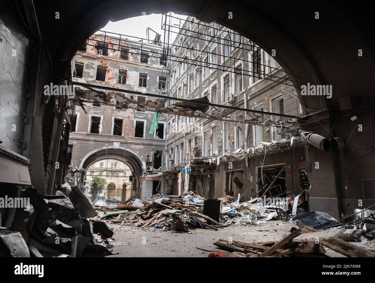 Kharkiv, Ukraine. 1st Aug, 2022. The wreckage of the building and damaged household in the courtyard. Destroyed building in historical downtown in Kharkiv, Ukraine - 1 Aug 2022 (Credit Image: © Mykhaylo Palinchak/SOPA Images via ZUMA Press Wire) Stock Photo