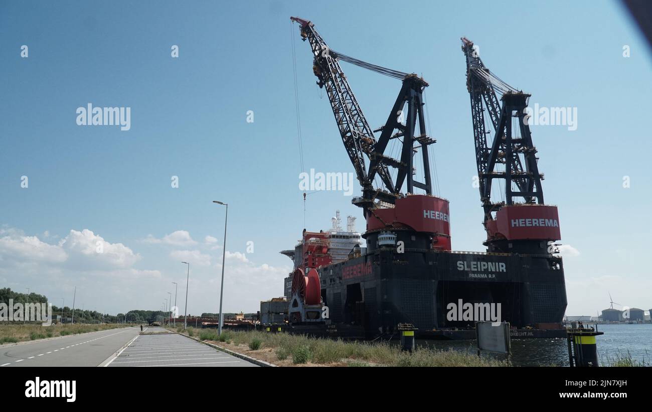World biggest floating crane hires stock photography and images Alamy