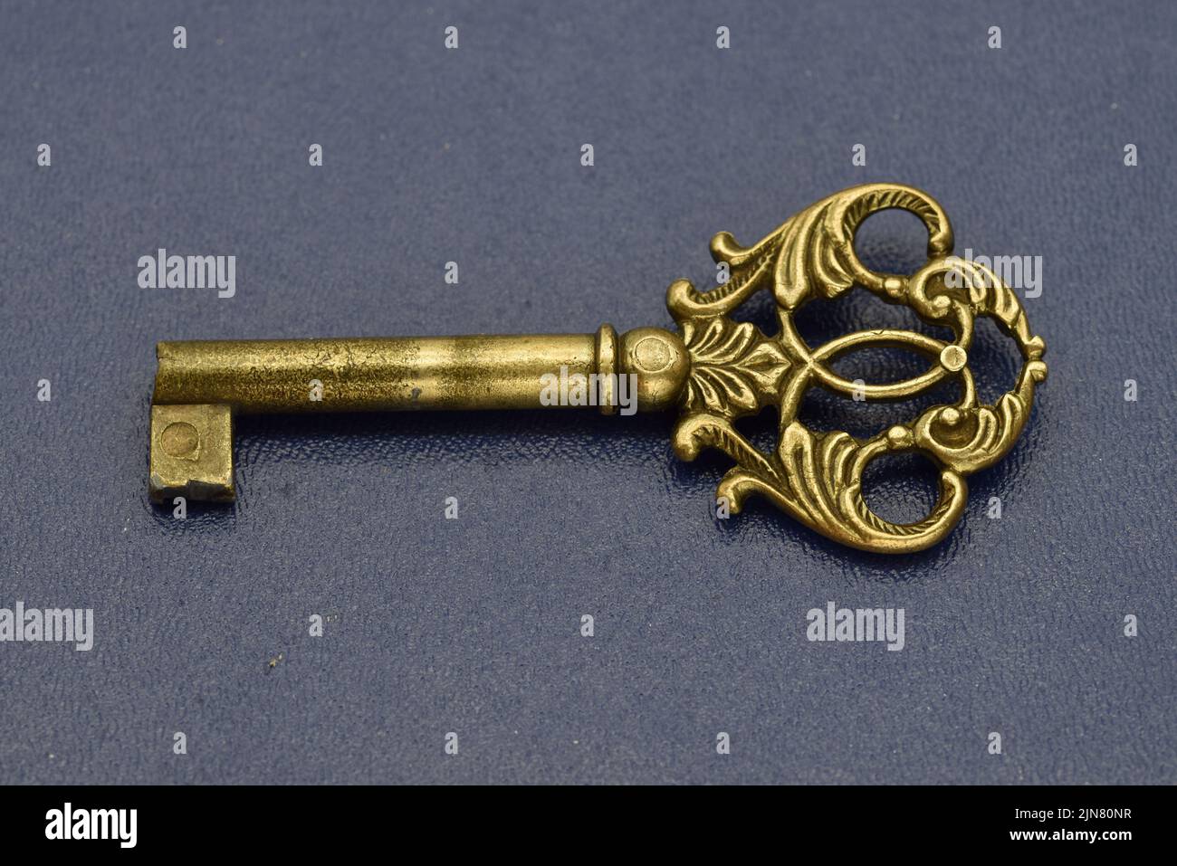 Detalle de una antigua llave sobre un fondo azul Stock Photo