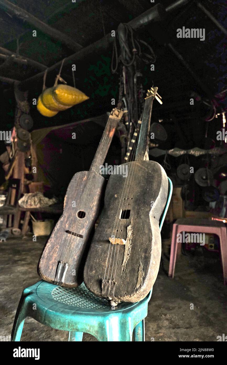 Indigenous stringed instrument hires stock photography and images Alamy