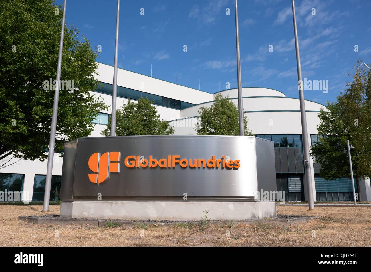 Dresden, Germany. 09th Aug, 2022. The factory site of chip manufacturer Globalfoundries (GF). The semiconductor manufacturer is ramping up production in Europe in the face of a shortage of chips. Credit: Sebastian Kahnert/dpa/Alamy Live News Stock Photo
