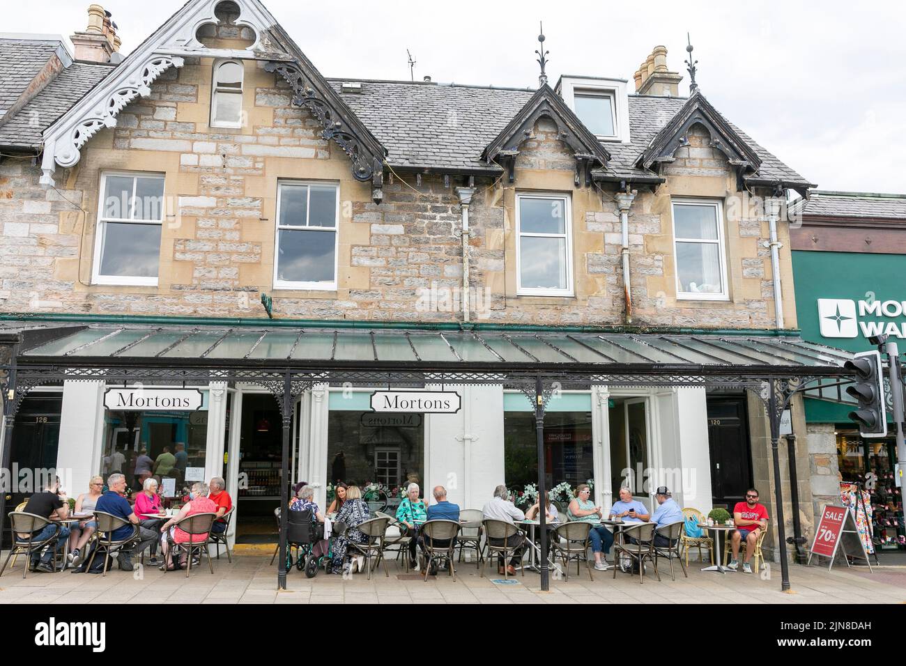 Pitlochry town centre Perthshire, Mortons Coffee lounge cafe, busy with customers eating drinking outside ,Scotland,UK,summer 2022 Stock Photo