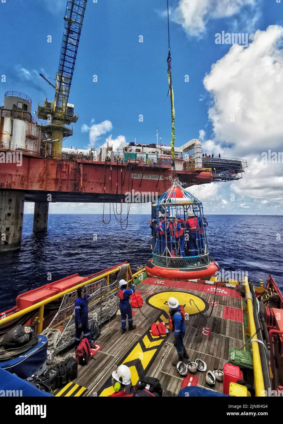 vessel approaching 500 meter zone to oil platform after received permision from oil platform Stock Photo