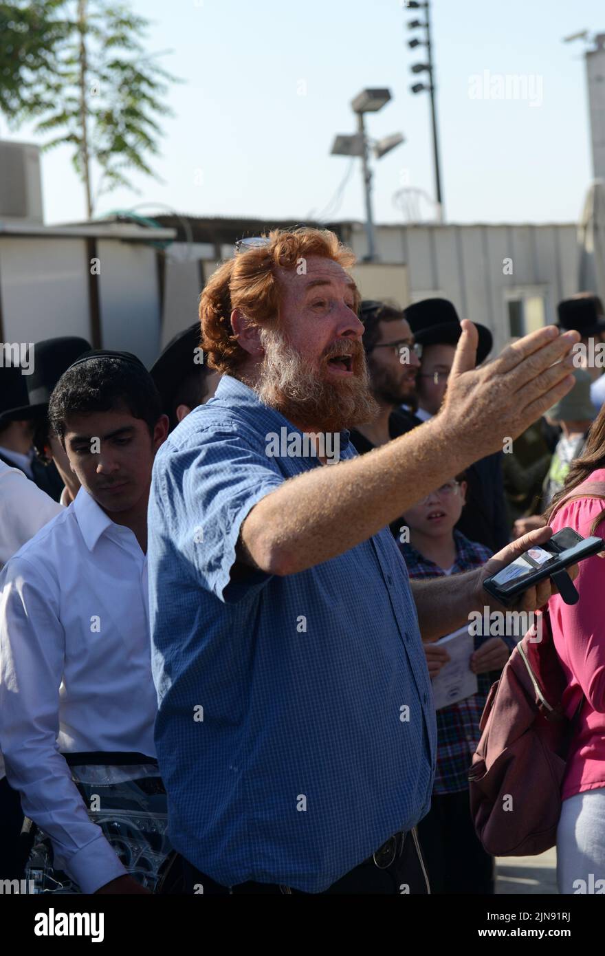 August 7th 2022, Jerusalem. Right wing activist Yehudah Glick talking to the crowed before heading to the Temple Mount in the old city of Jerusalem. Stock Photo