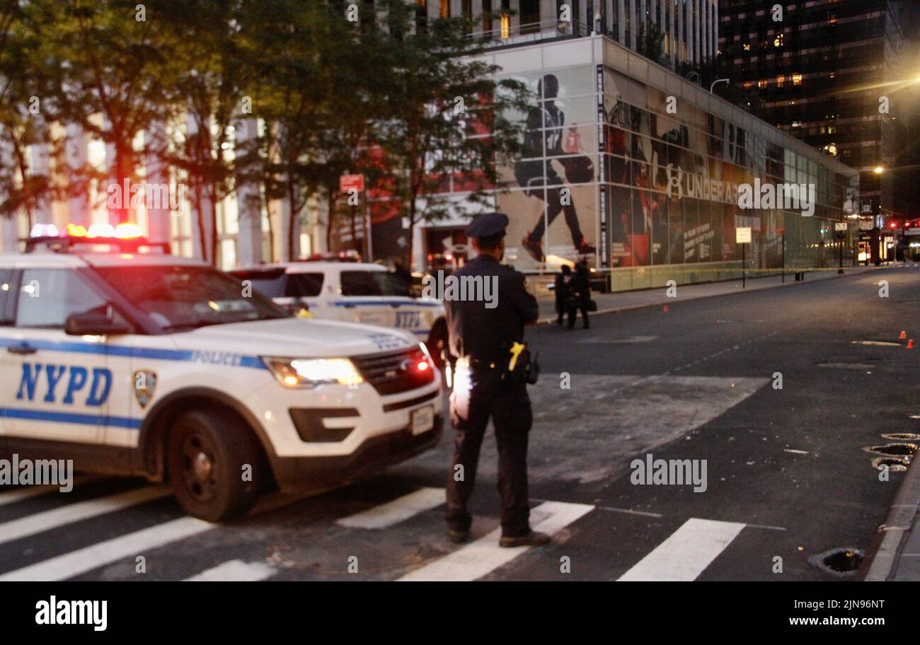 New York, USA. 10th Aug, 2022. (NEW) Gun shots at Apple Store on 5th Avenue-NYC. August 10, 2022, New York, USA: Gun shots at Apple Store on 5th avenue in New York with no fatal injuries. NYPD officers at the scene investigating what might have happened. 58th and 59th streets of Apple store interdicted for easy investigation. Credit: ZUMA Press, Inc./Alamy Live News Stock Photo