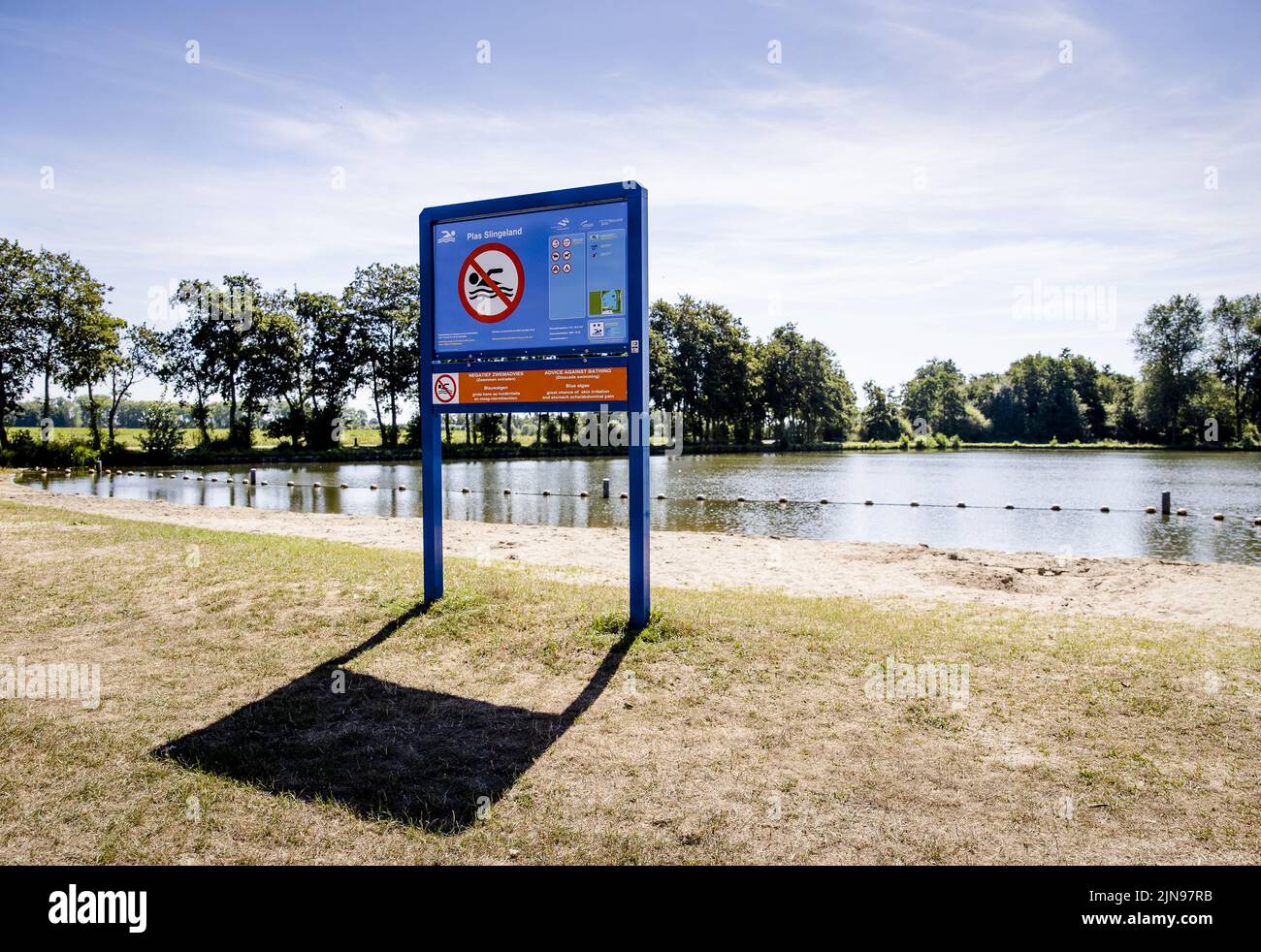 2022-08-10 12:10:17 GOUDRIAAN - There is a warning about blue-green algae at a swimming lake in the Slingelandse Plassen. Because it was dry and warm for a period of time, the pathogenic bacterium is being observed in more and more open swimming water. ANP SEM VAN DER WAL netherlands out - belgium out Stock Photo