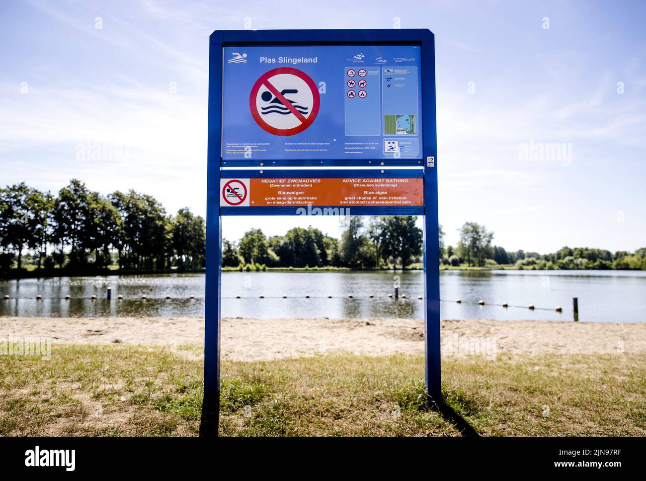 2022-08-10 12:08:27 GOUDRIAAN - There is a warning about blue-green algae at a swimming lake in the Slingelandse Plassen. Because it was dry and warm for a period of time, the pathogenic bacterium is being observed in more and more open swimming water. ANP SEM VAN DER WAL netherlands out - belgium out Stock Photo