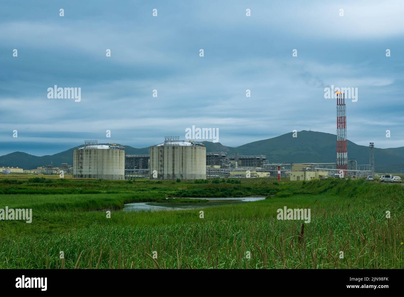 Natural gas plant and pipelines hi-res stock photography and images - Alamy