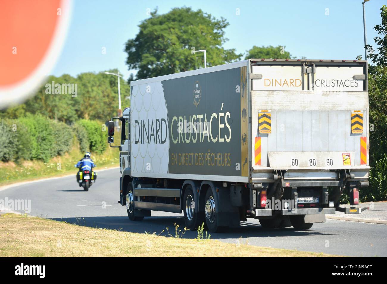 Ouistreham, France. 10th Aug, 2022. The truck carrying the beluga whale which was extracted from a lock in the Eure region the night before, arrives in Ouistreham, Calvados, France on August 10, 2022. A beluga whale that strayed into the River Seine and began swimming in the direction of Paris has died during an ambitious rescue effort intended to help it back to its traditional cold Arctic waters. The four-metre animal was euthanised by vets after it developed breathing difficulties while being transferred by road to the Normandy coast. Credit: Abaca Press/Alamy Live News Stock Photo