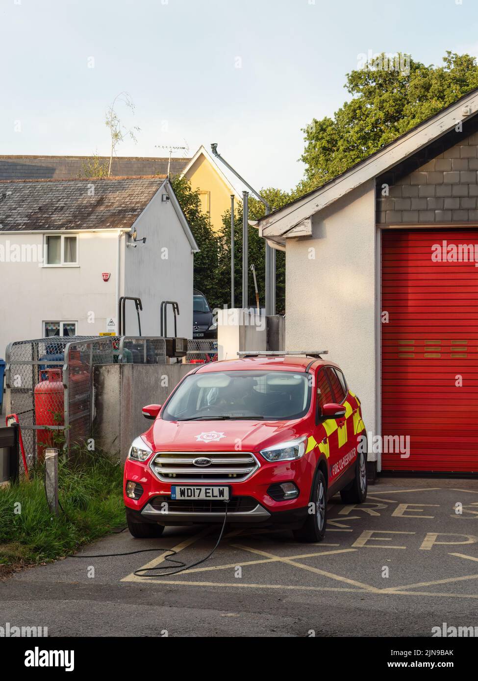 HATHERLEIGH, DEVON, ENGLAND - AUGUST 9 2022: An emergency EV vehicle attached to charger point. Stock Photo