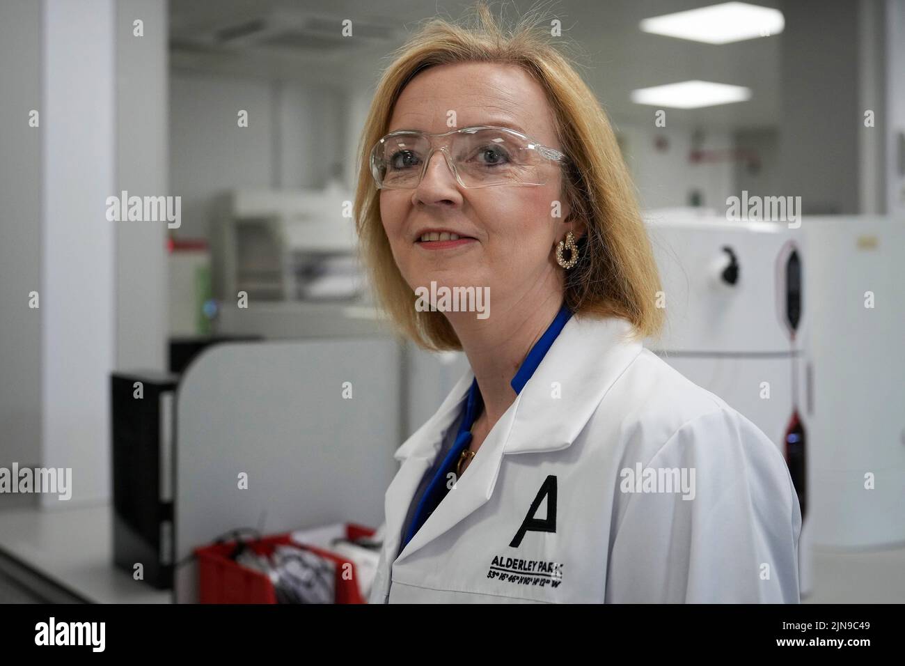 Liz Truss speaks to scientists during a campaign visit to a life sciences laboratory at Alderley Park in Manchester, as part of the campaign to be leader of the Conservative Party and the next prime minister. Picture date: Wednesday August 10, 2022. Stock Photo