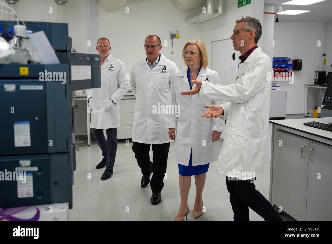 Liz Truss speaks to scientists during a campaign visit to a life sciences laboratory at Alderley Park in Manchester, as part of the campaign to be leader of the Conservative Party and the next prime minister. Picture date: Wednesday August 10, 2022. Stock Photo