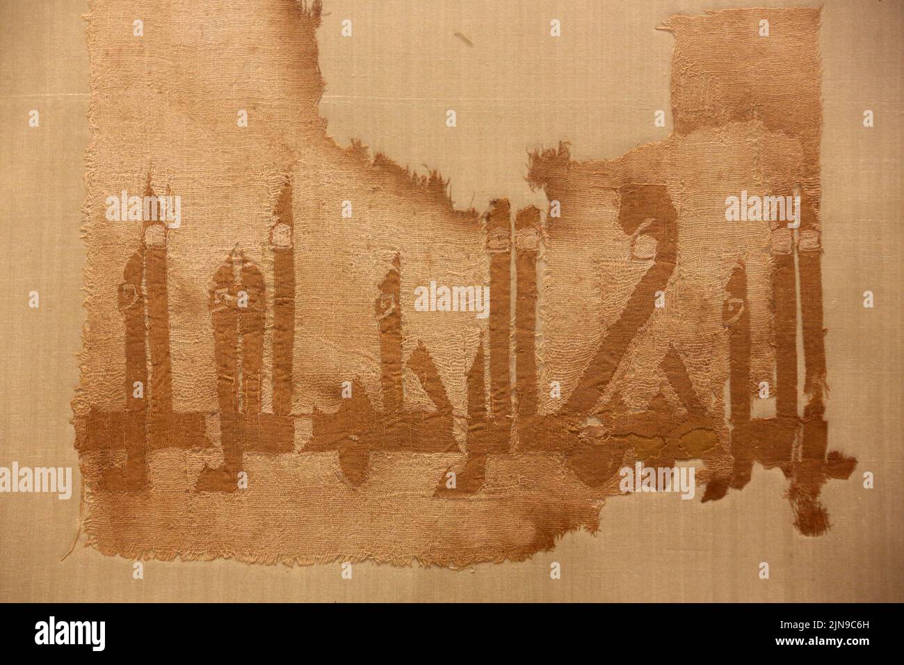 Fragment de turban à décor d'écriture coufique au nom du calife Al-Muti. Tissus de soie. Califat fatimide, milieu du 10 ème siècle. Musée municipal d’ Stock Photo