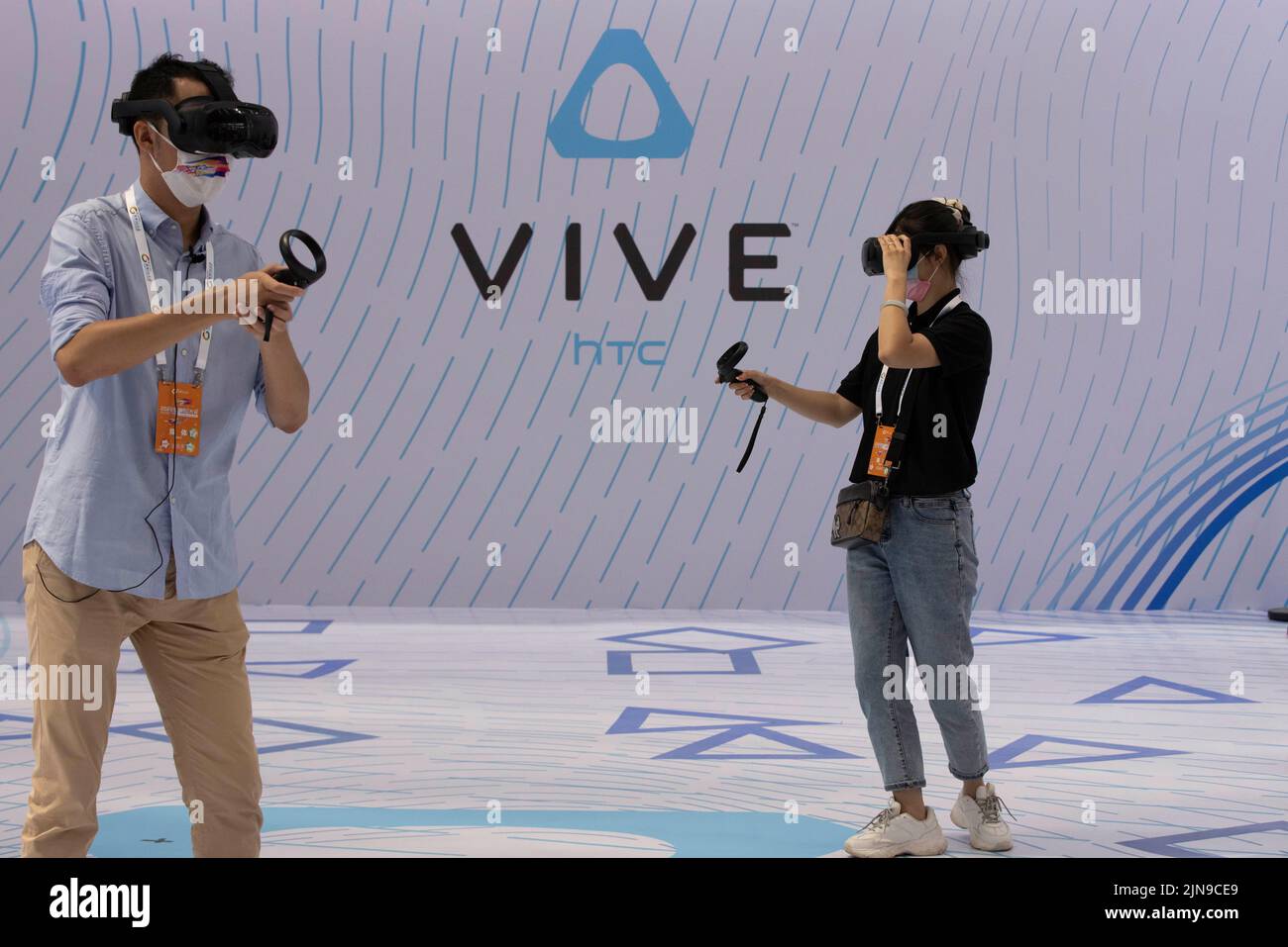 Harbin, China's Heilongjiang Province. 10th Aug, 2022. People experience VR devices supported by 5G networks at the 2022 World 5G Convention in Harbin, capital of northeast China's Heilongjiang Province, Aug. 10, 2022. The 2022 World 5G Convention kicked off here on Wednesday. Credit: Zhang Tao/Xinhua/Alamy Live News Stock Photo