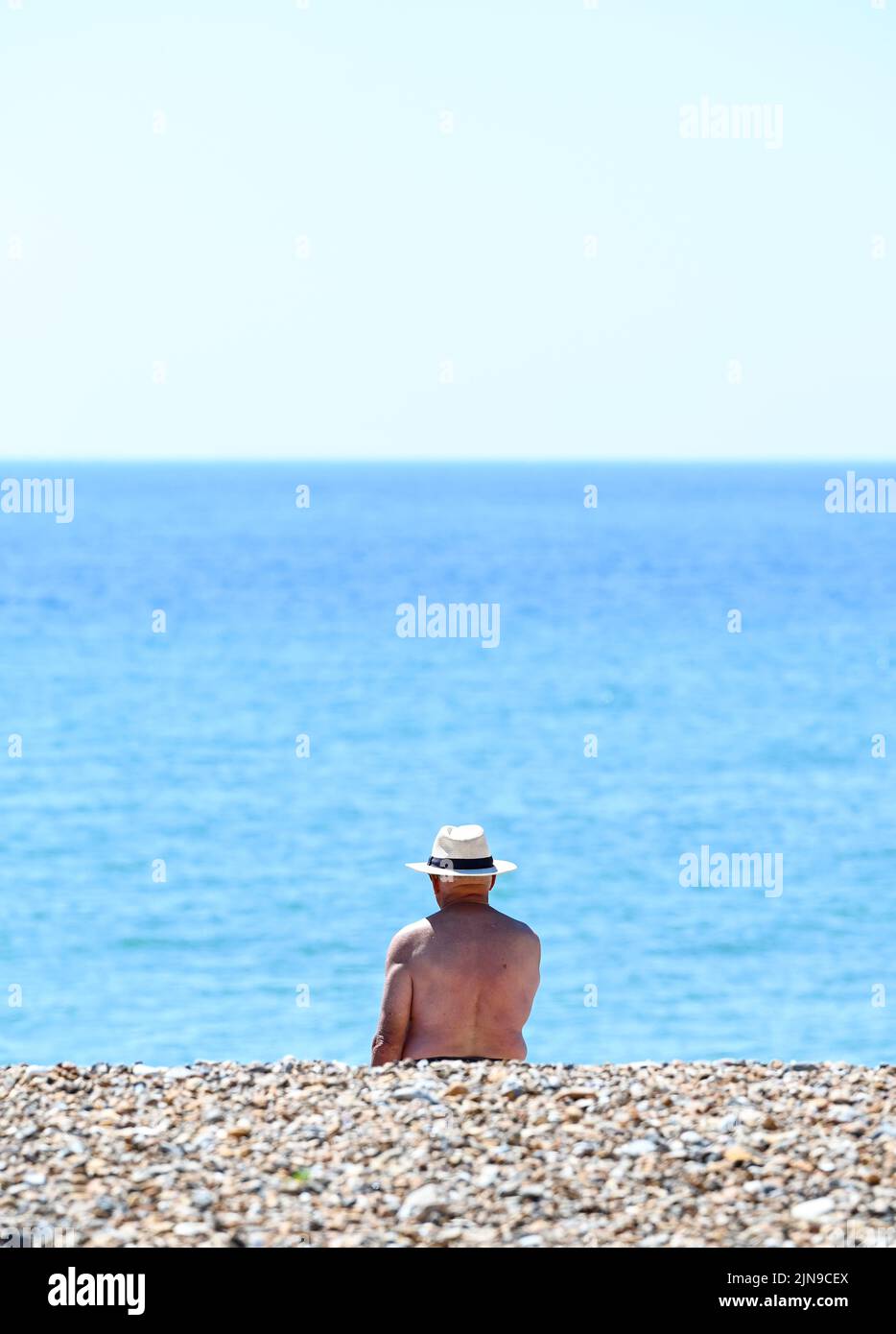 Worthing, UK. 10th Aug, 2022. It's a scorching hot day on Worthing beach and seafront as another heatwave is forecast for parts of southern Britain over the next few days with an amber warning issued for some areas : Credit Simon Dack/Alamy Live News Stock Photo