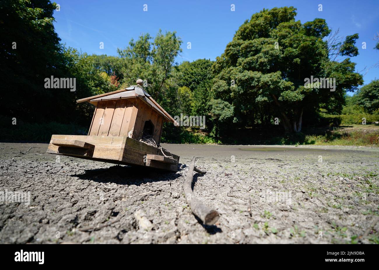 A view of bird house beside a dried up pond in the village of Northend in Oxfordshire, where Thames Water is pumping water into the supply network following a technical issue at Stokenchurch Reservoir. The Met Office has issued an amber warning for extreme heat covering four days from Thursday to Sunday for parts of England and Wales as a new heatwave looms. Picture date: Wednesday August 10, 2022. Stock Photo