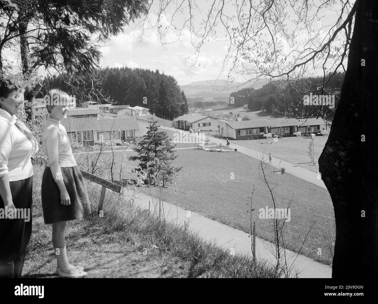 Zur Eholung im Familienferiendorf Nadenberg, Allgäu, hier: Berliner Familien beim Urlaub auf dem Land, Deutschland 1961. Stock Photo
