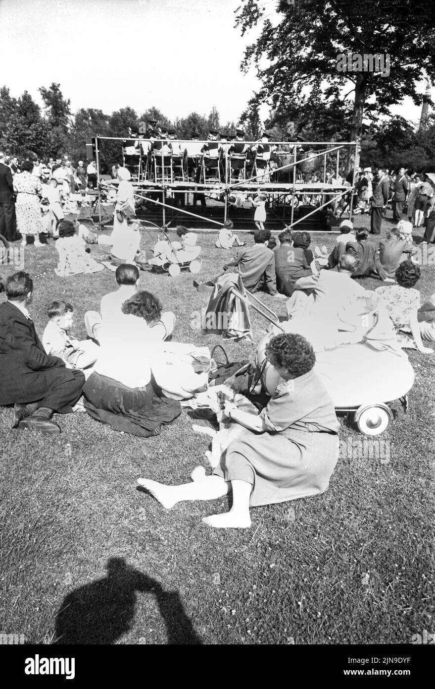 Original-Bildunterschrift: Die Liegestühle am Neuen See im Tiergarten waren restlos ausverkauft, Berlin, Deutschland 1955. Stock Photo