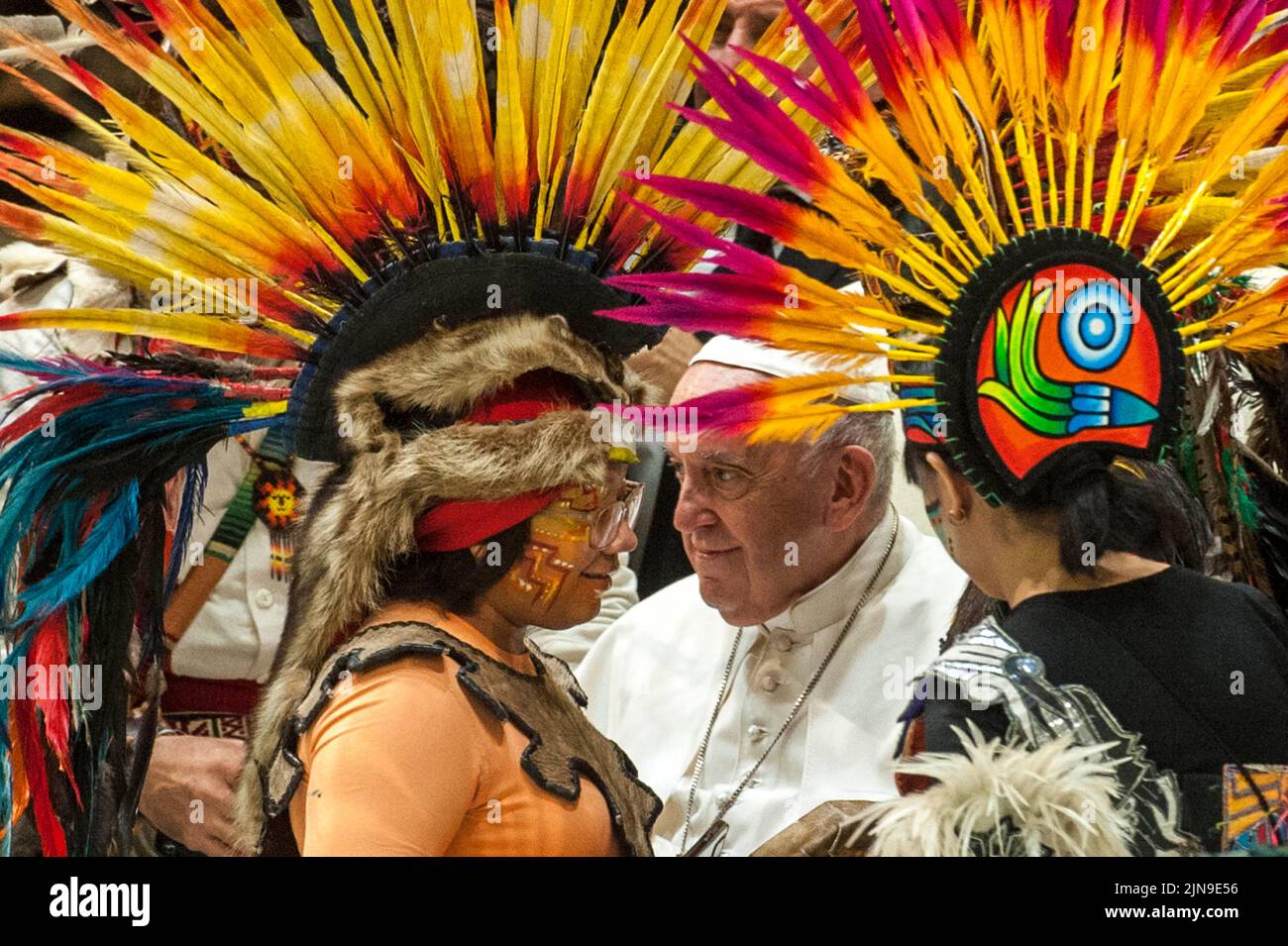Rome, Italy. 10th Aug, 2022. Italy, Rome, Vatican, 22/08/10. Pope Francis poses for a family picture with a group of Mexican pilgrims wearing traditional clothes during the weekly general audience in the Paul VI Hall .Papa Francesco posa per una foto di famiglia con un gruppo di pellegrini messicani in abiti tradizionali durante l'udienza generale settimanale nell'Aula Paolo VI. Photo by Massimiliano MIGLIORATO/Catholic Press Photo Credit: Independent Photo Agency/Alamy Live News Stock Photo
