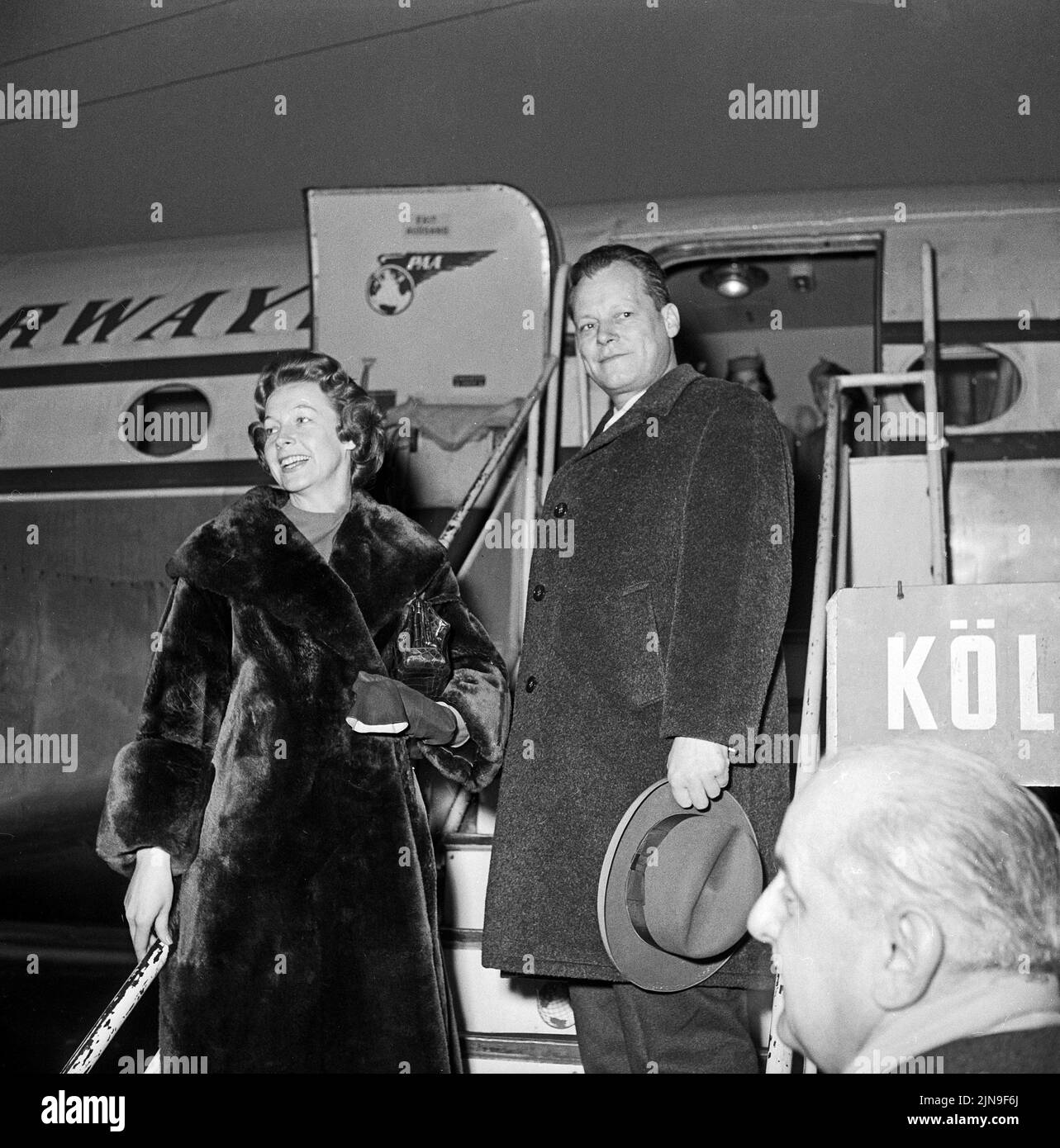 Original-Bildunterschrift: Gingen auf die große Reise - Der Regierende Bürgermeister Willy Brandt und seine Gattin Rut beim Abschied auf dem Flughafen Tempelhof, Berlin, Deutschland 1959 Stock Photo