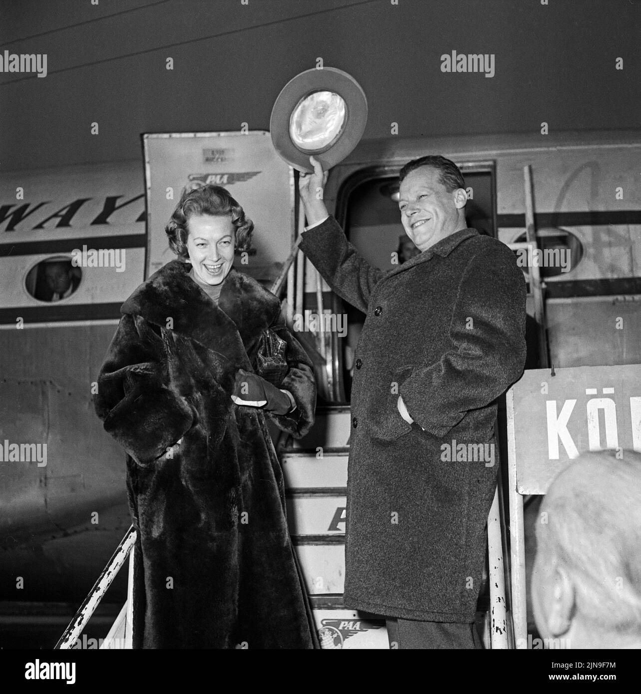 Original-Bildunterschrift: Gingen auf die große Reise - Der Regierende Bürgermeister Willy Brandt und seine Gattin Rut beim Abschied auf dem Flughafen Tempelhof, Berlin, Deutschland 1959 Stock Photo