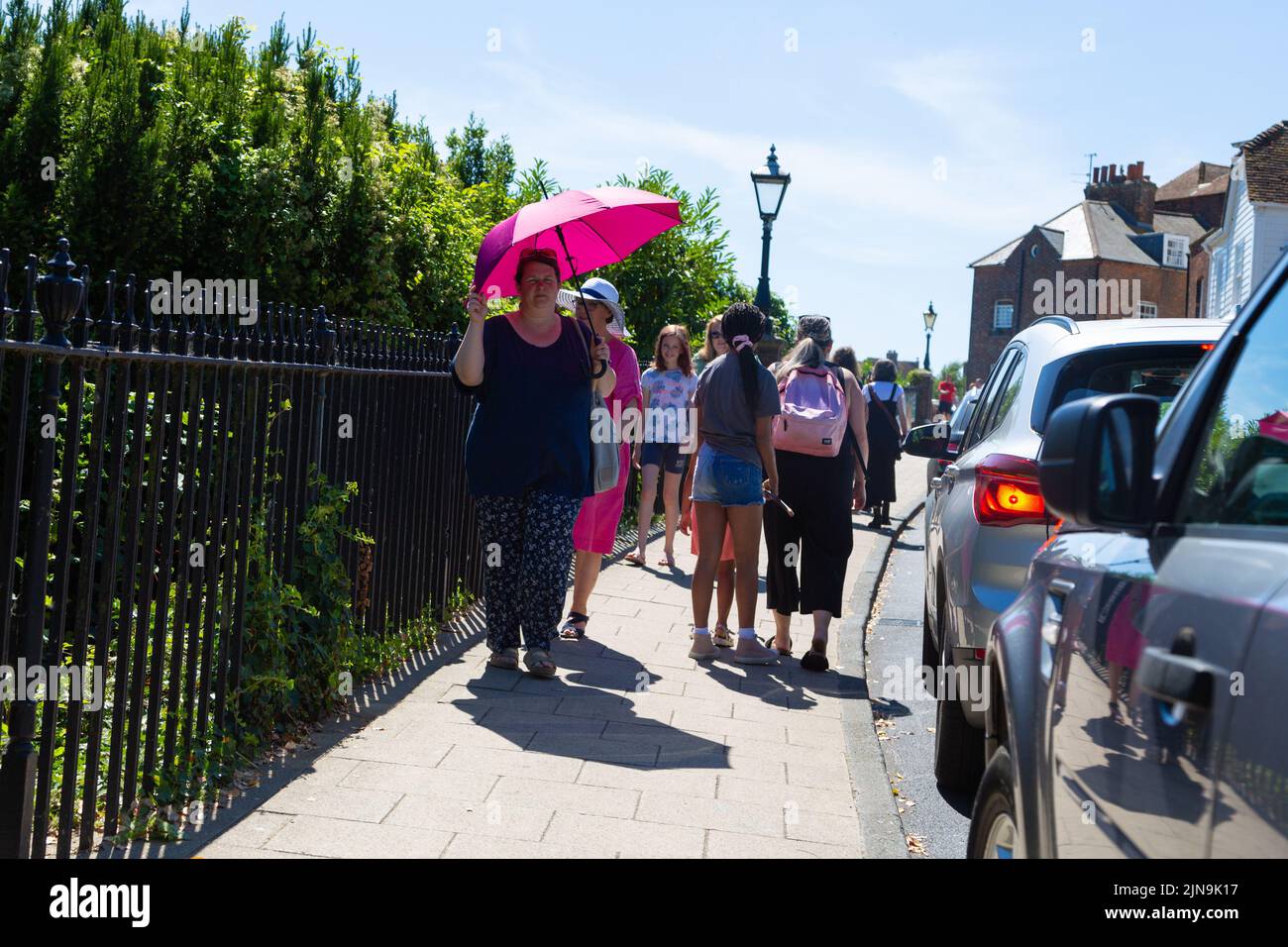 Rye, East Sussex, UK. 10th Aug, 2022. UK Weather: On a hot and sunny day with predictions of a heatwave at the weekend visitors to Rye enjoy the ancient town. Photo Credit: Paul Lawrenson /Alamy Live News Stock Photo