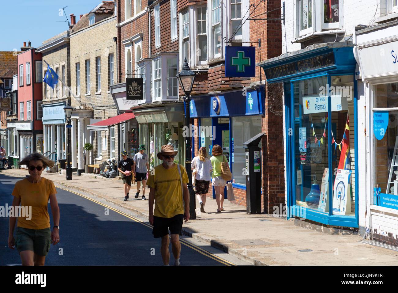 Rye, East Sussex, UK. 10th Aug, 2022. UK Weather: On a hot and sunny day with predictions of a heatwave at the weekend visitors to Rye enjoy the ancient town. Photo Credit: Paul Lawrenson /Alamy Live News Stock Photo