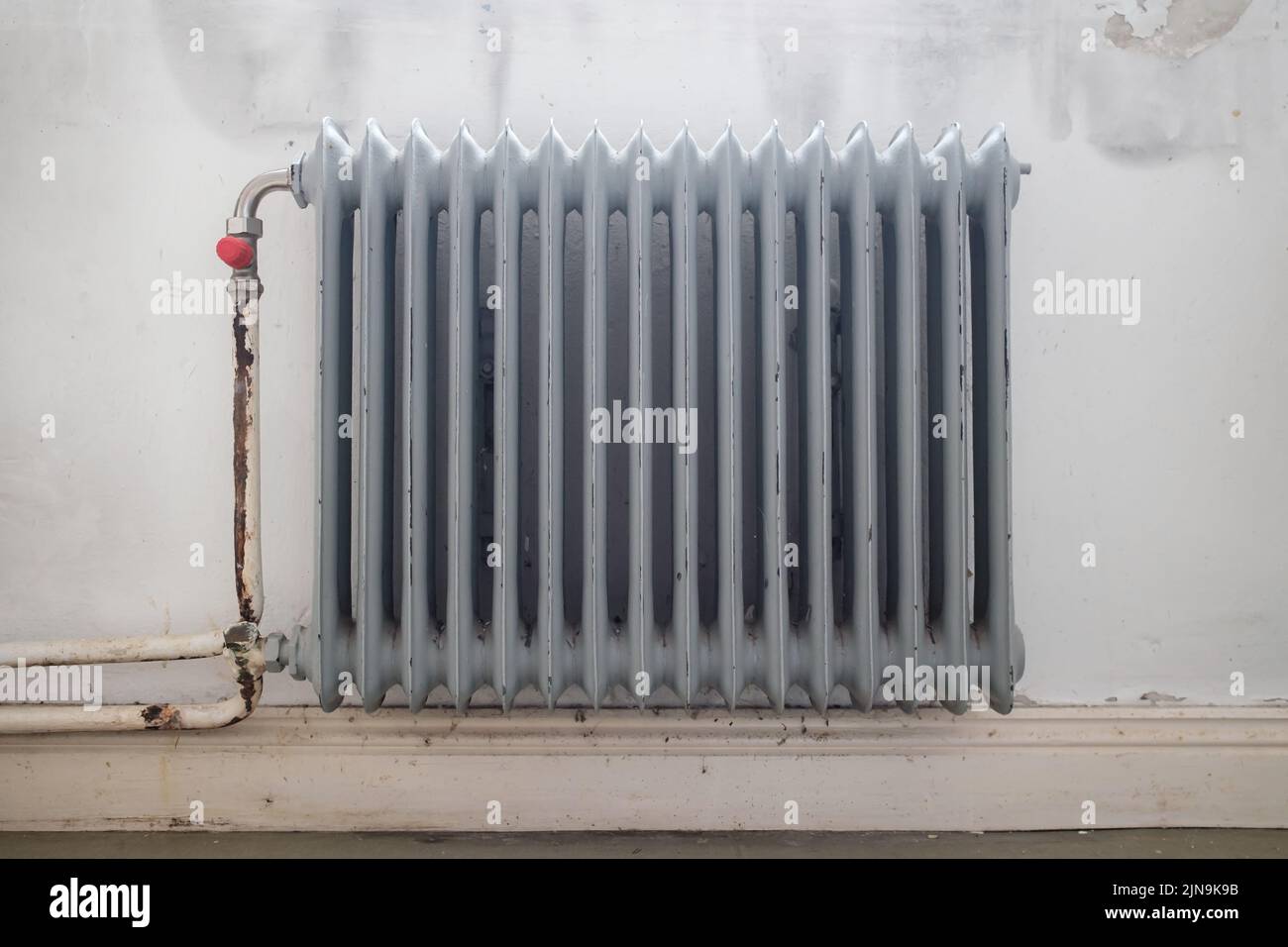 Cast iron radiator close hi-res stock photography and images - Alamy