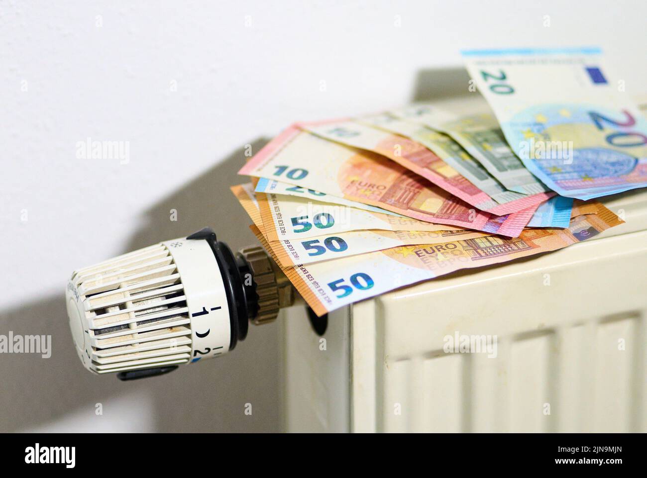 Symbolic image and illustration heating costs are constantly increasing due to the rise in the price of heating oil and gas at Aug 09, 2022 in  Marktoberdorf © Peter Schatz / Alamy Live News  MR=Yes, model released Stock Photo