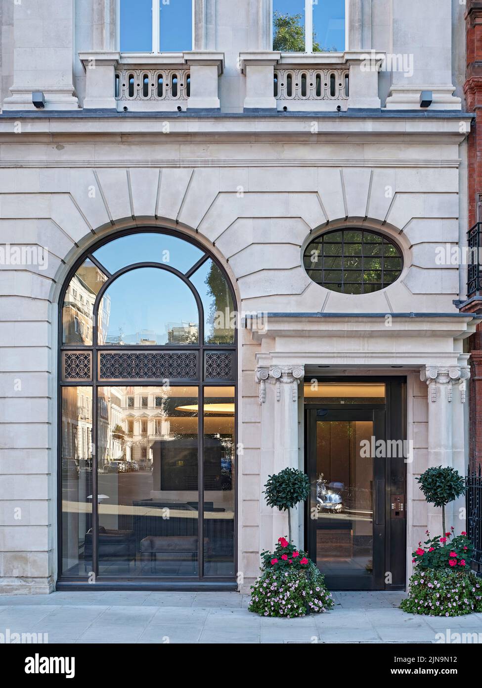 Entrance and street facade on St James' Square. 30 St James' Square, London, United Kingdom. Architect: Eric Parry Architects Ltd, 2021. Stock Photo
