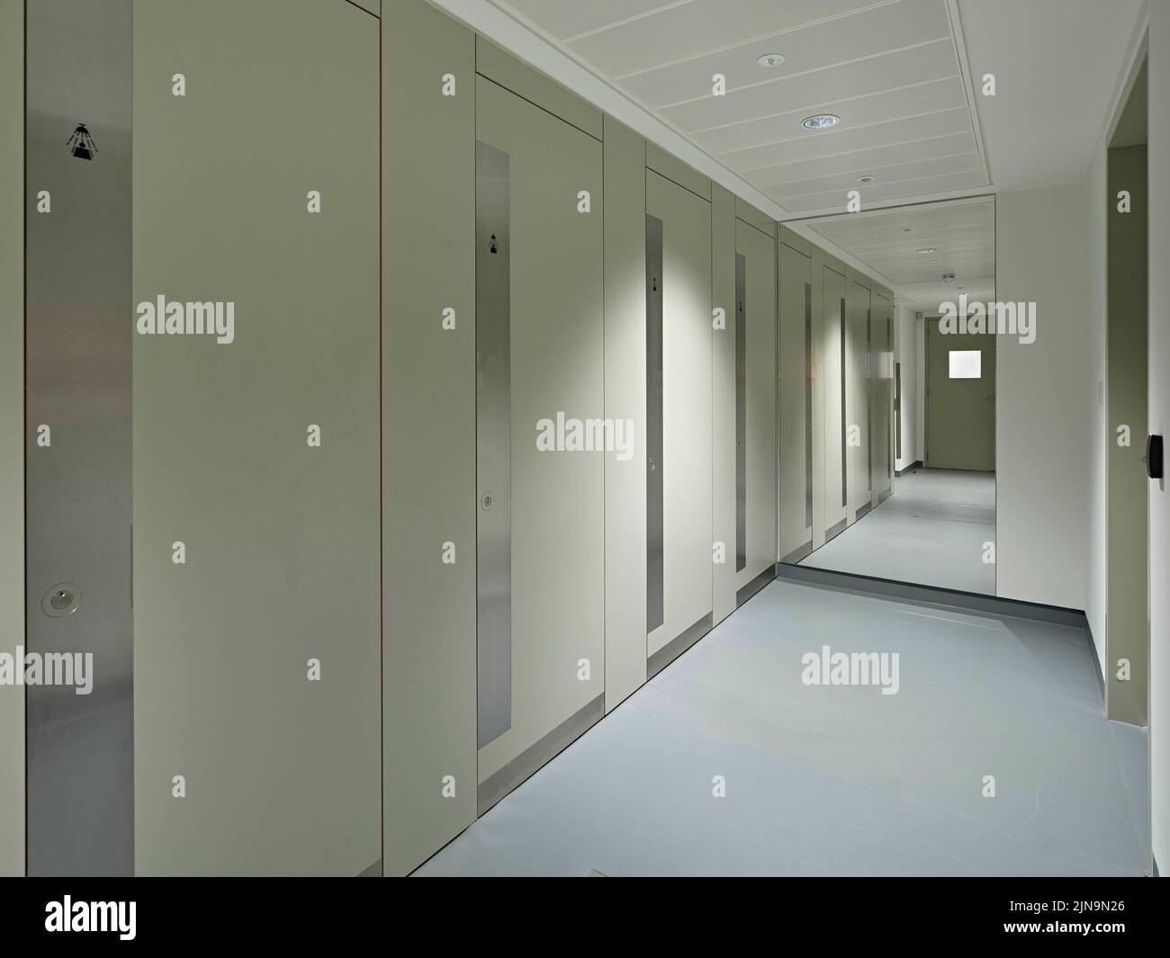 Hallway and lift lobby. 30 St James' Square, London, United Kingdom. Architect: Eric Parry Architects Ltd, 2021. Stock Photo