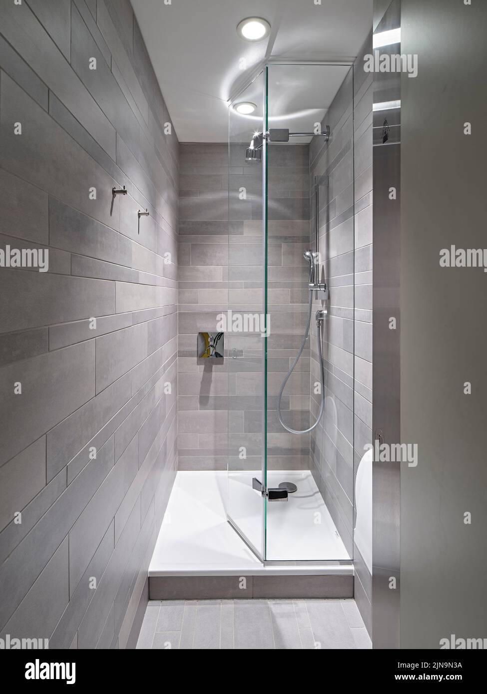 Basement shower. 30 St James' Square, London, United Kingdom. Architect: Eric Parry Architects Ltd, 2021. Stock Photo