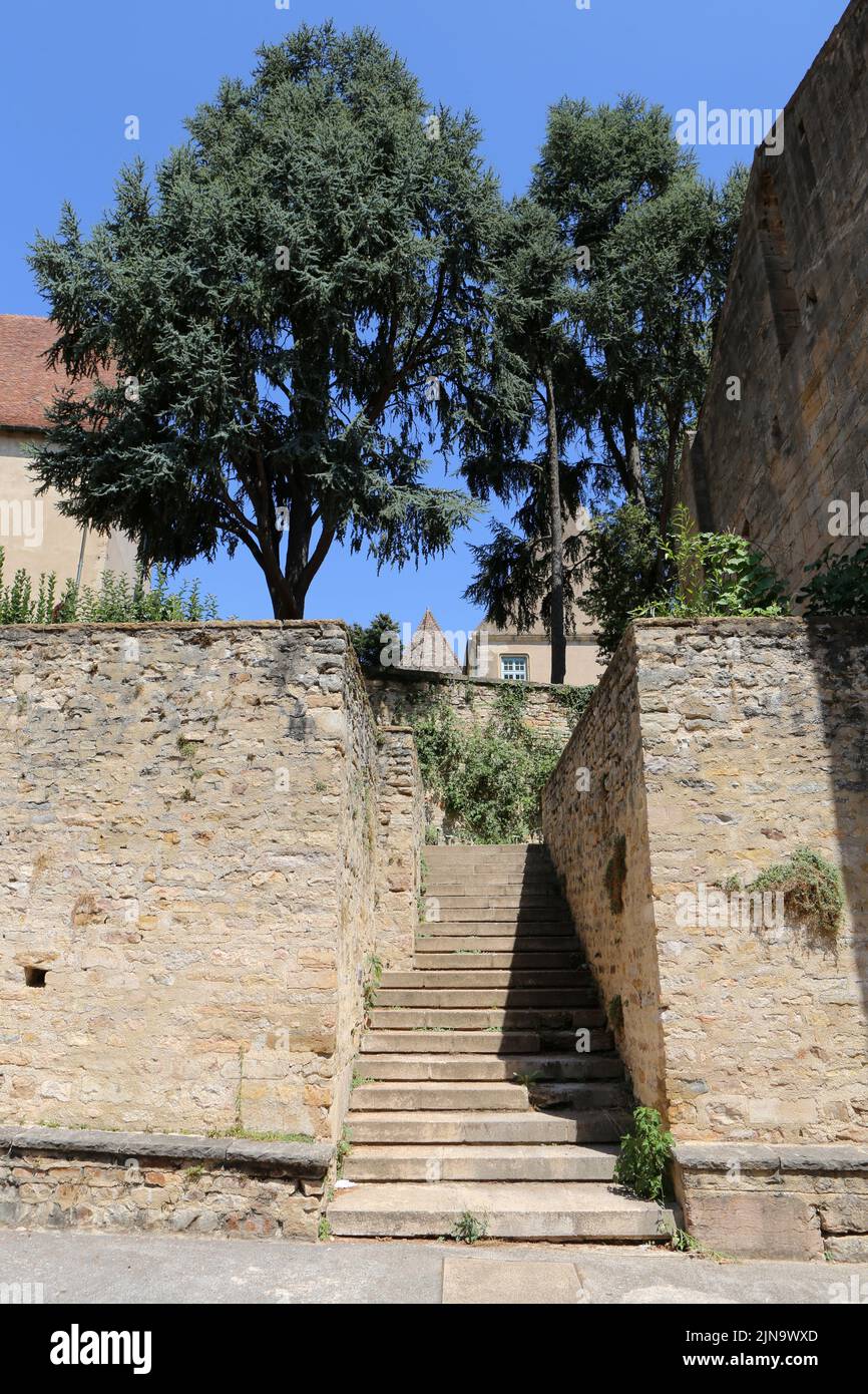 Escalier et murs Romans. Abbaye de Cluny. Fondée en 909 ou 910. France.Cluny. Saône-et-Loire. Bourgogne. France. Europe. Stock Photo
