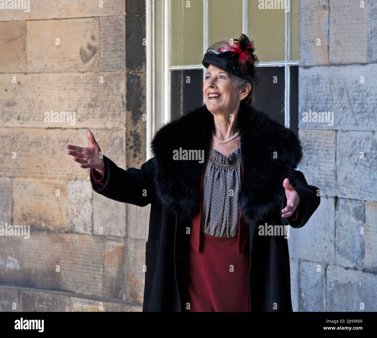 EdFringe: St Giles, Edinburgh, Scotland. Wednesday 10 August 2022. Alison Skilbeck as Eleanor Roosevelt ,in costume, visits places that First Lady Eleanor Roosevelt visited in Scotland 80 years ago. Alison Skilbeck's critically acclaimed one-woman show, and 2016 sell-out Edinburgh Fringe hit, reveals the public and private life of one of the most extraordinary women of the 20th Century, Eleanor Roosevelt, from her daring trip to wartime Britain in 1942 to her unconventional partnership with President Roosevelt. Credit Arch White.alamy live news. Stock Photo