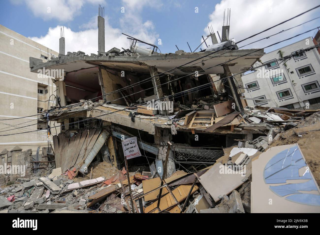 Gaza City, The Gaza Strip. August 10, 2022, Gaza City, The Gaza Strip, Palestine: The ruins of a destroyed house after the Israeli attacks on Gaza, August 10, 2022. On August 07 at 23:30 local time (20:30 GMT), Israel and Palestinian militants in Gaza confirmed an Egyptian-brokered ceasefire entered three days after an exchange of rocket attacks and air strikes that killed at least 44 Palestinians and injured 360 others, according to the Palestinian Ministry of Health. Credit: ZUMA Press, Inc./Alamy Live News Stock Photo