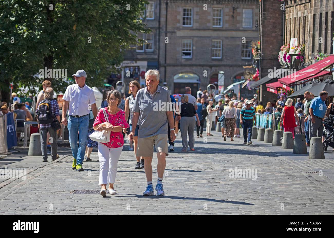 City centre, Edinburgh, Scotland, UK. 10th August 2022. Very hot in busy city High Street and Grassmarket. 26 fegrees centigrade in the afternoon. Credit: Arch White/alamy live news. Stock Photo